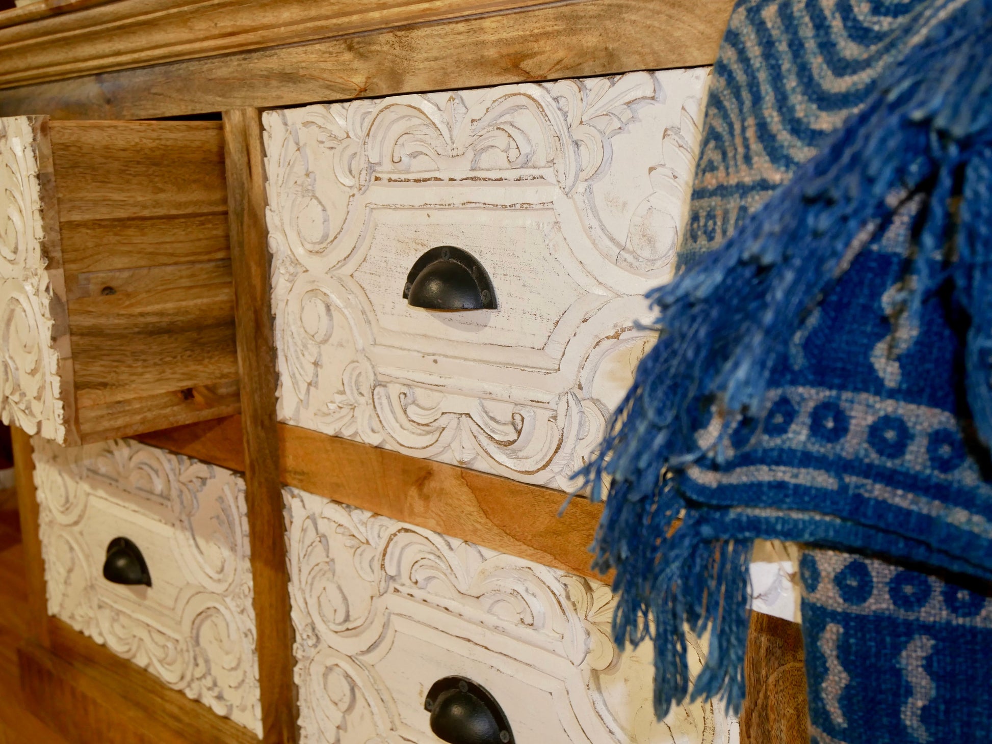 white sideboard,
accent cabinet,
bedside cabinets,
display case,
console table with storage,
console table with drawers,
side board,
white console table,
entertainment centers,